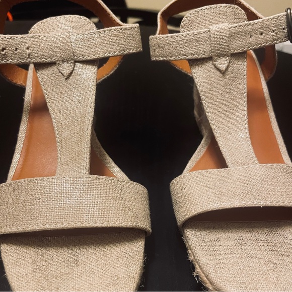 Lucky Brand T- Strap Wedge Sandals - Women 7.5 - Tan with Gold Metallic Threads - Picture 7 of 7